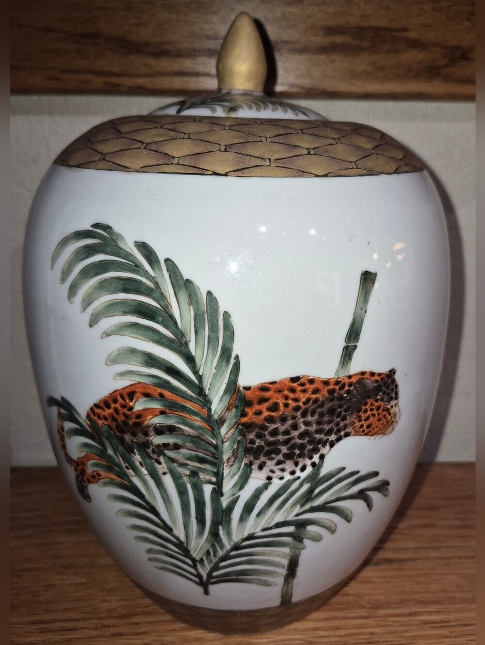 Vintage Oriental Accent Inc. Ginger jar featuring a cheetah (or leopard) - Picture 1 of 6